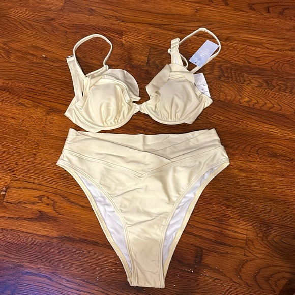 Yellow bikini - Picture 2 of 6